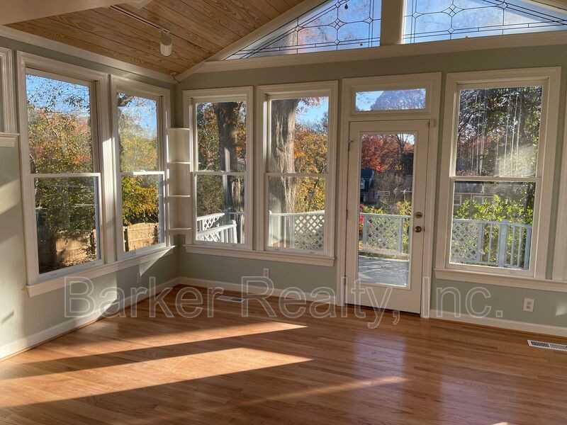 1008 Deerfield Rd - Photo 5 of 20