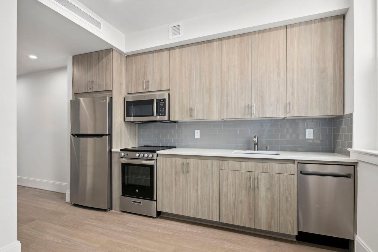 Weavers Row - Photo 3 of 50