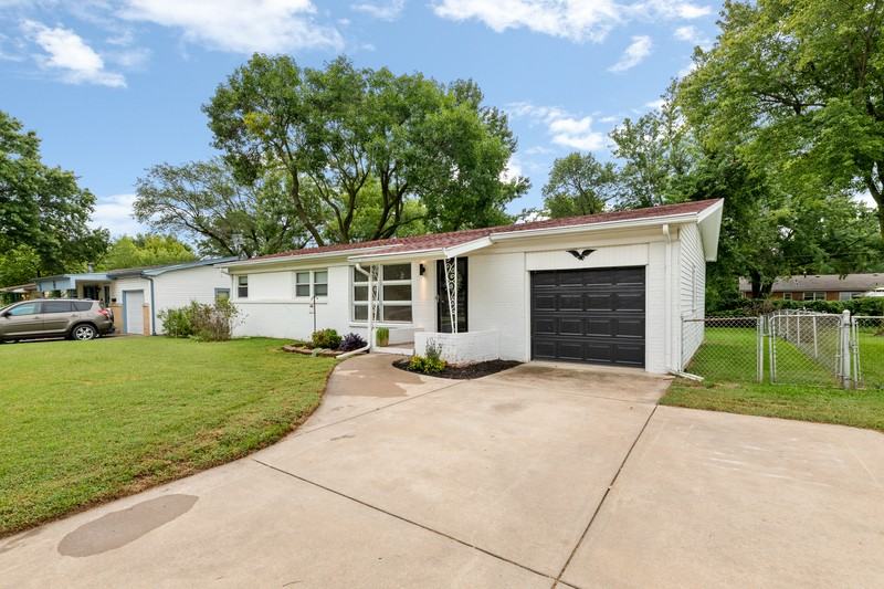 211 E Meadowlark Blvd - Photo 2 of 50