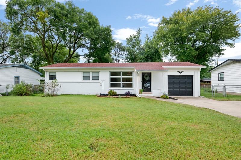 211 E Meadowlark Blvd - Photo 4 of 50