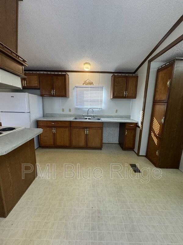 318 Friendly Cir - Photo 7 of 17