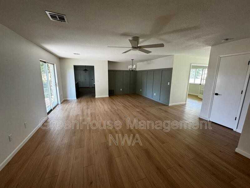 2202 Se 16th St - Photo 2 of 15