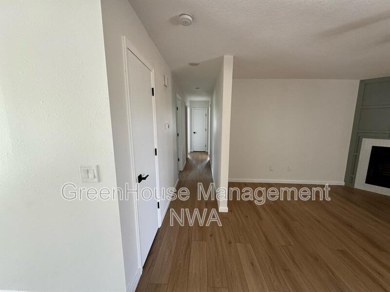 2202 Se 16th St - Photo 3 of 15