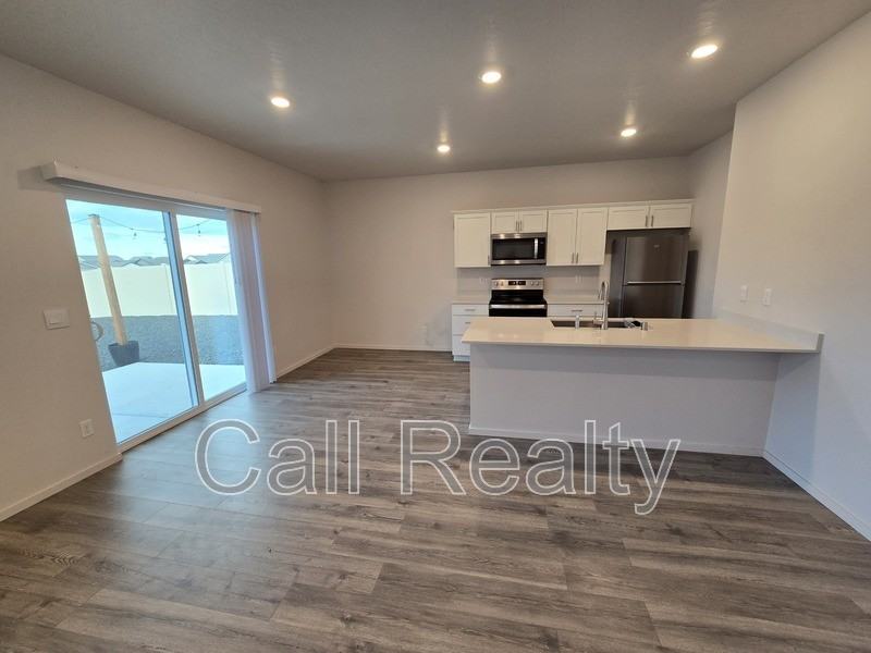 10526 W Duckhook Rd - Photo 3 of 18