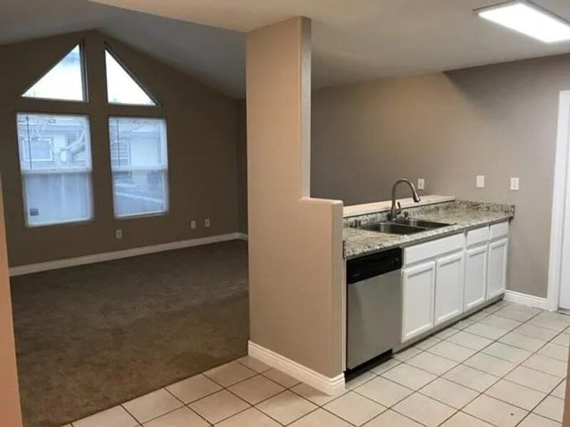 1055 Vermont Ave - Photo 5 of 15