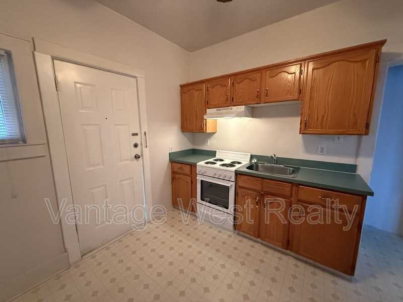 103 Winnipeg St - Photo 2 of 6