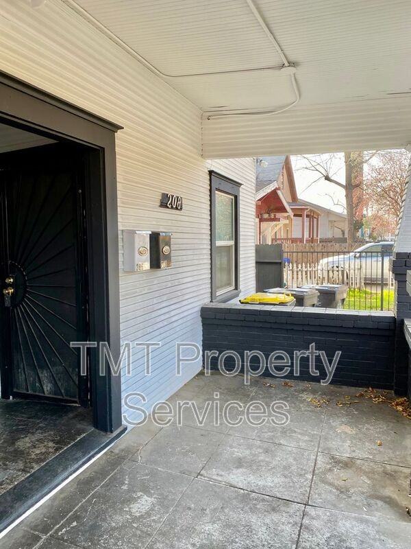 202 W Oak St - Photo 4 of 24
