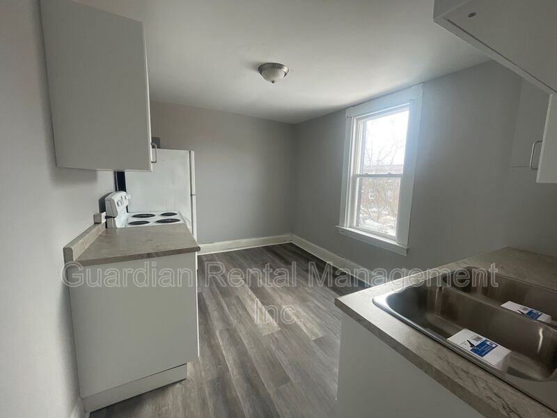 229 Mckellar St S #2 - Photo 2 of 13