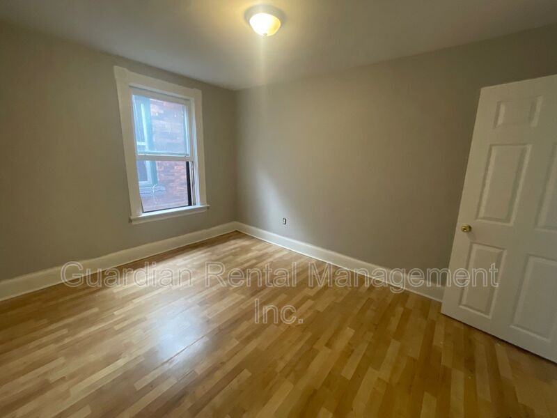 229 Mckellar St S #2 - Photo 6 of 13