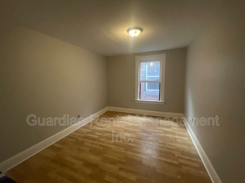 229 Mckellar St S #2 - Photo 7 of 13