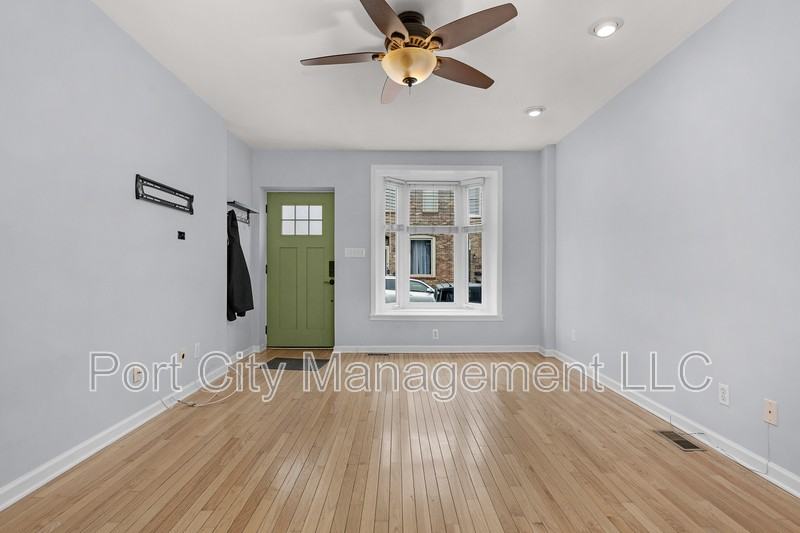 702 S Bouldin St - Photo 4 of 29