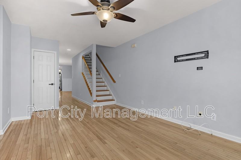 702 S Bouldin St - Photo 6 of 29