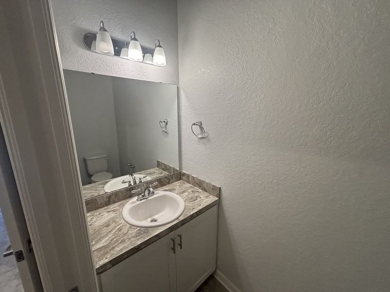 1093 Grantham Dr - Photo 4 of 18