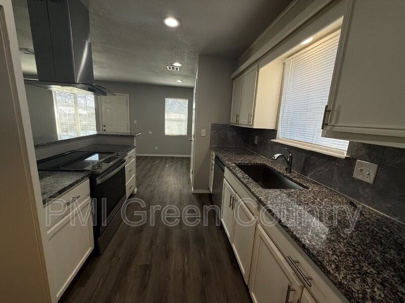 801 W Vicksburg St - Photo 5 of 24