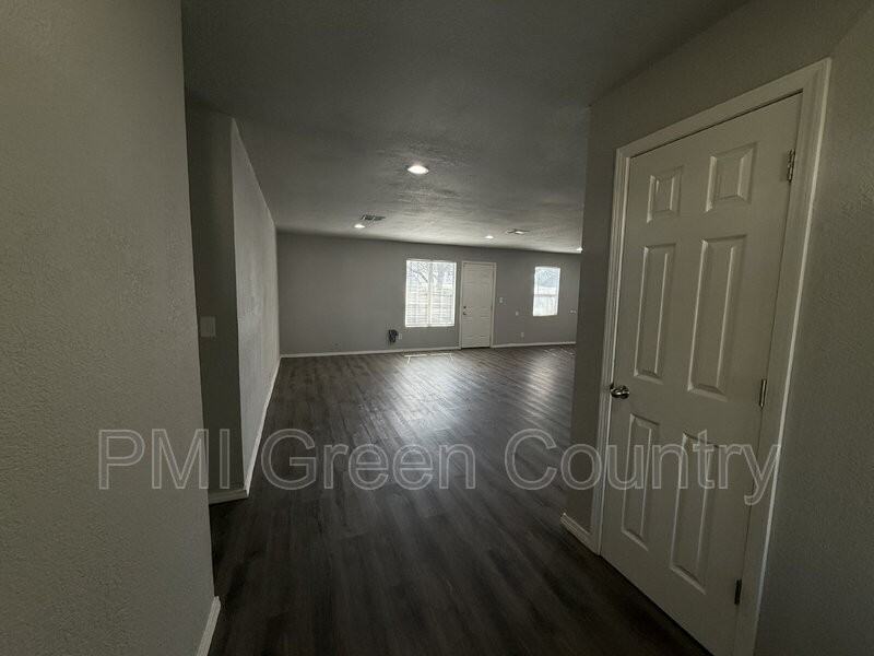 801 W Vicksburg St - Photo 6 of 24