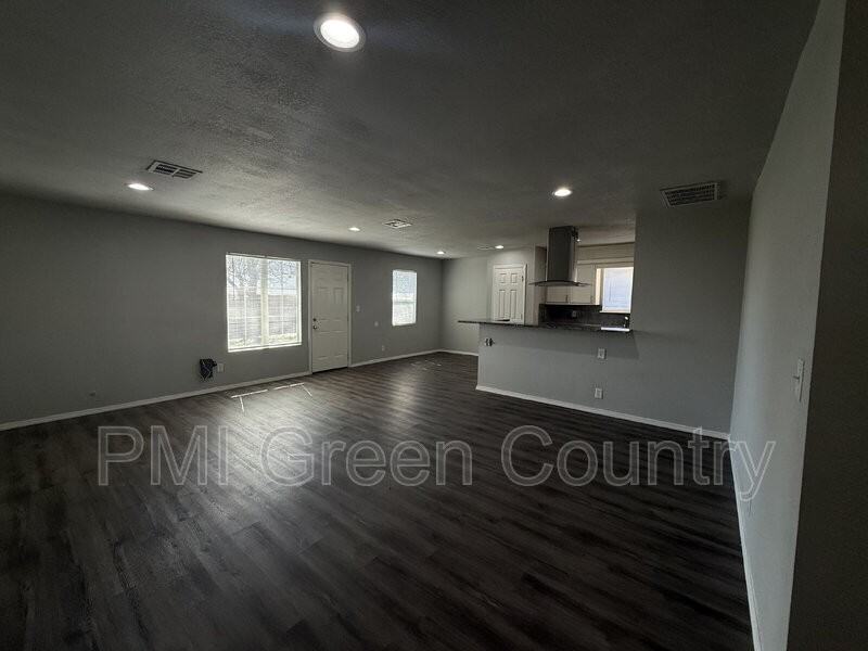 801 W Vicksburg St - Photo 7 of 24