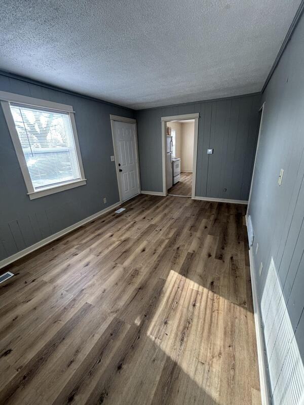 2221 N 31st St - Photo 4 of 11