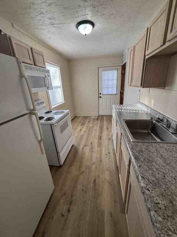 2221 N 31st St - Photo 5 of 11