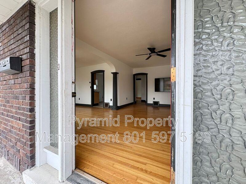 578 E St - Photo 3 of 28