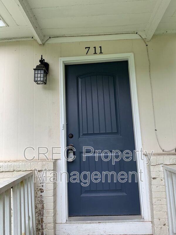 711 Locust St - Photo 4 of 20