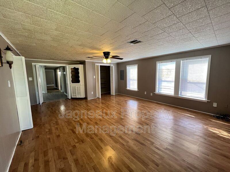 3105 Deaton St - Photo 2 of 15