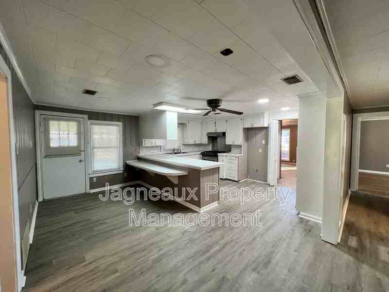 3105 Deaton St - Photo 3 of 15