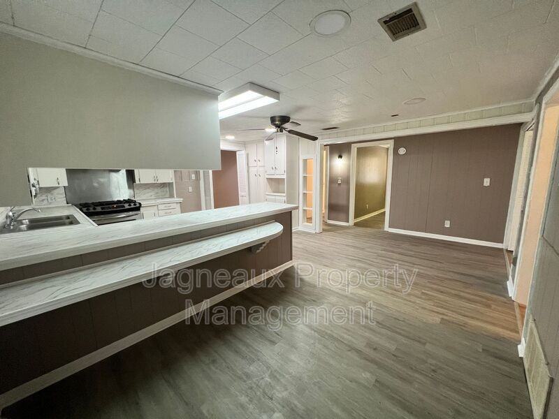 3105 Deaton St - Photo 4 of 15