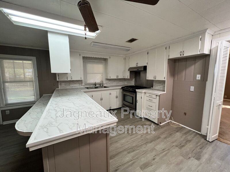 3105 Deaton St - Photo 5 of 15