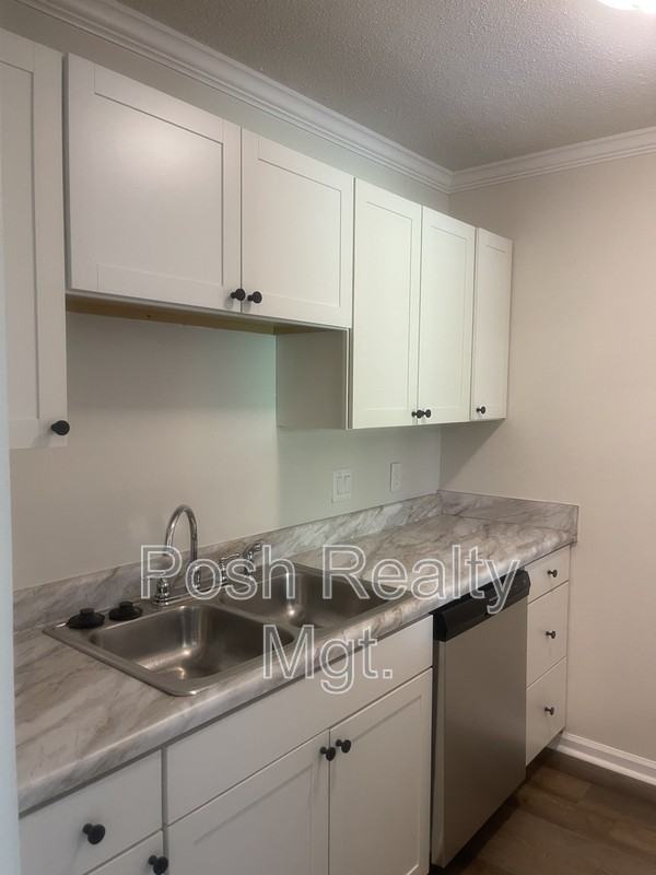 502 Mystic Dr - Photo 2 of 11