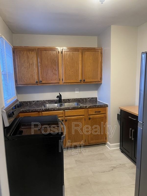 1207 N Elam Ave - Photo 4 of 12