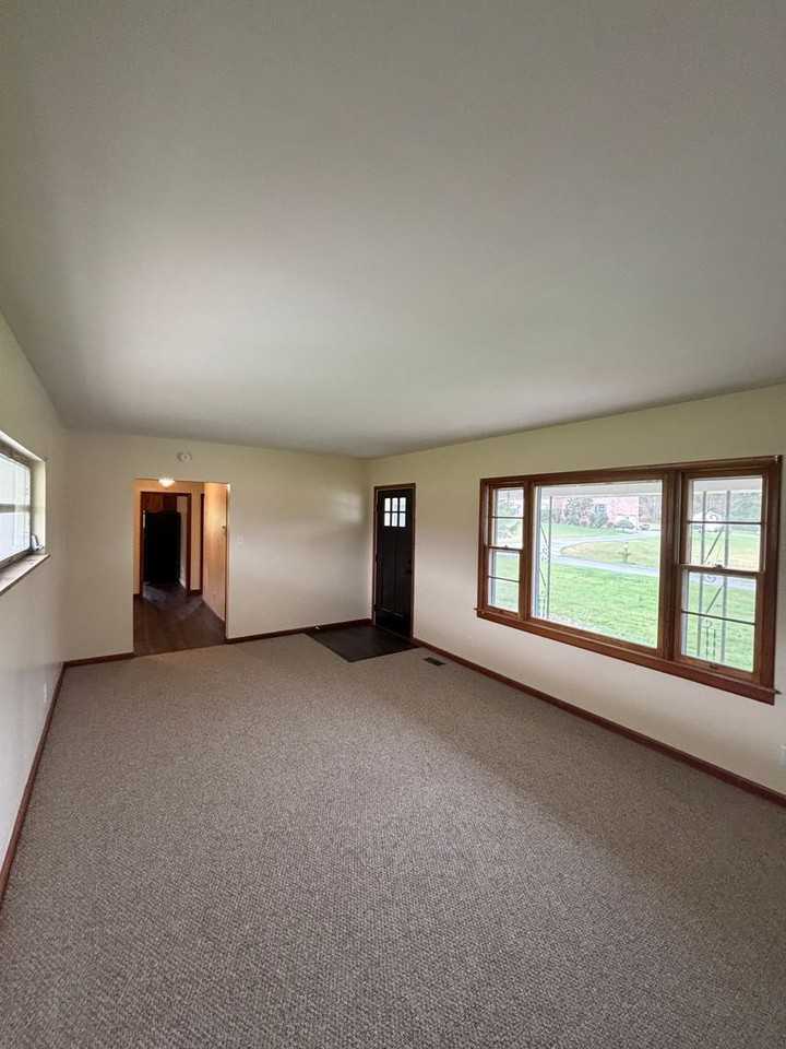 6617 Brackett Rd - Photo 4 of 30