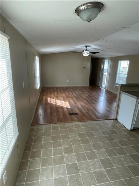 128 Oxford Ln - Photo 3 of 10