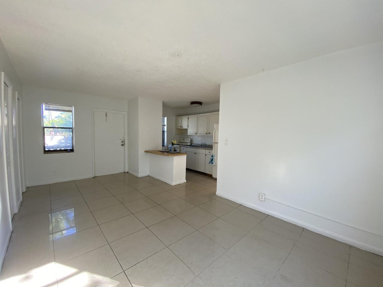 116 NE 9 th St (1142 Realty Inc) Cozy Terrace PLEASE READ T - Photo 4 of 10