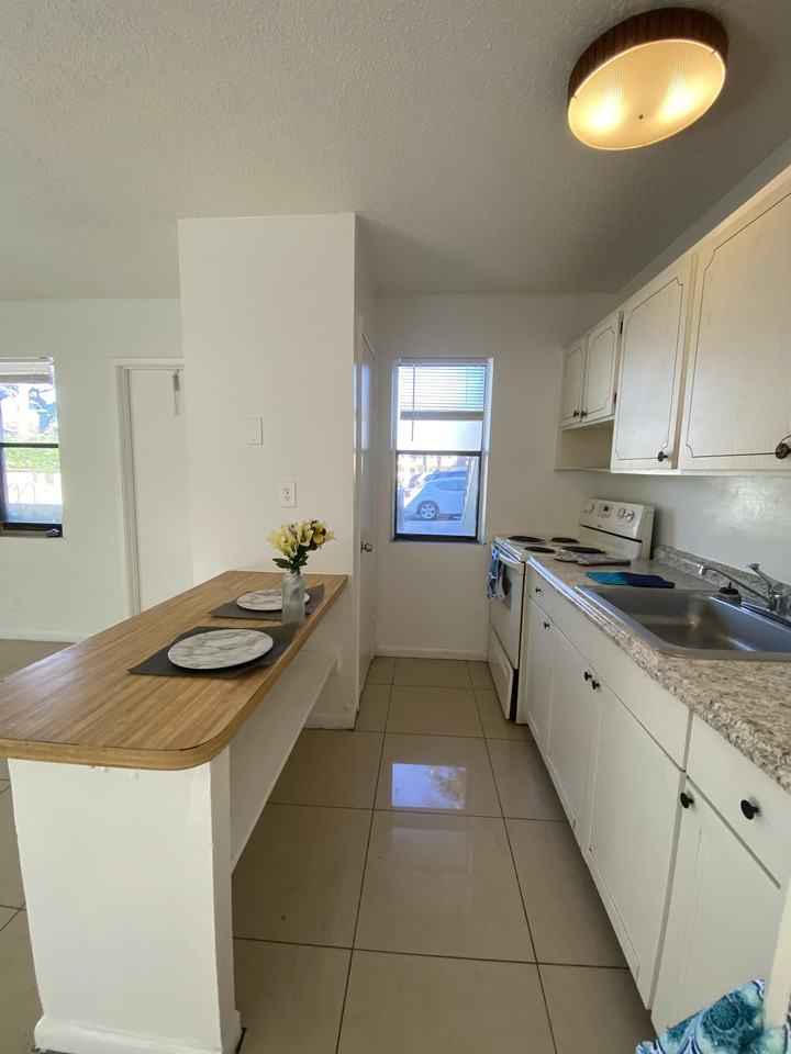 116 NE 9 th St (1142 Realty Inc) Cozy Terrace PLEASE READ T - Photo 6 of 10