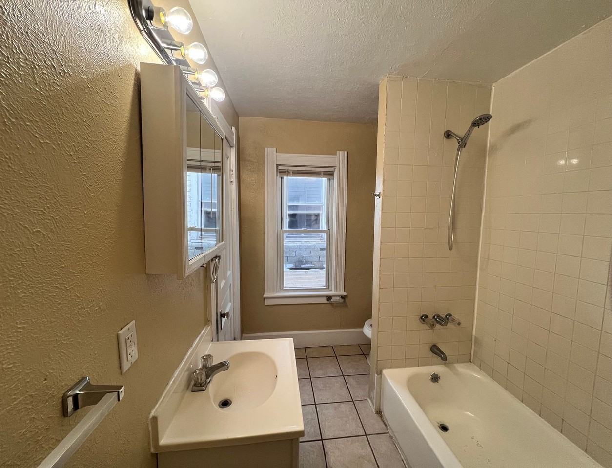 437 Hiett Ave - Photo 7 of 13