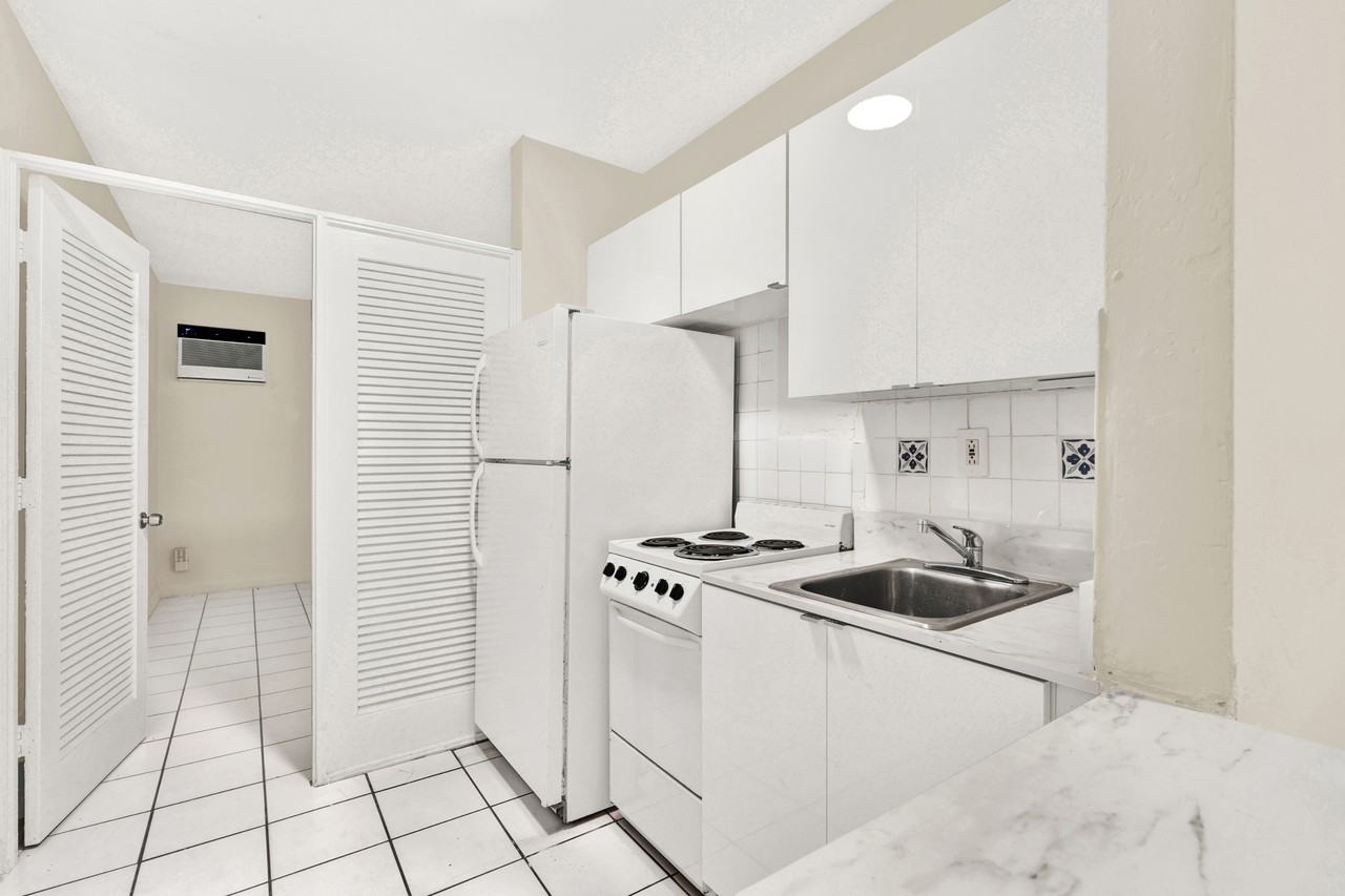 426 Santander Ave. - Photo 4 of 13