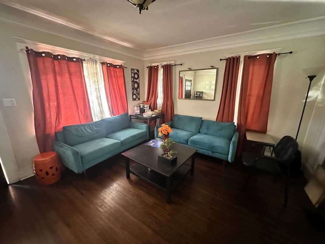 1433 W 24th St - Photo 2 of 5