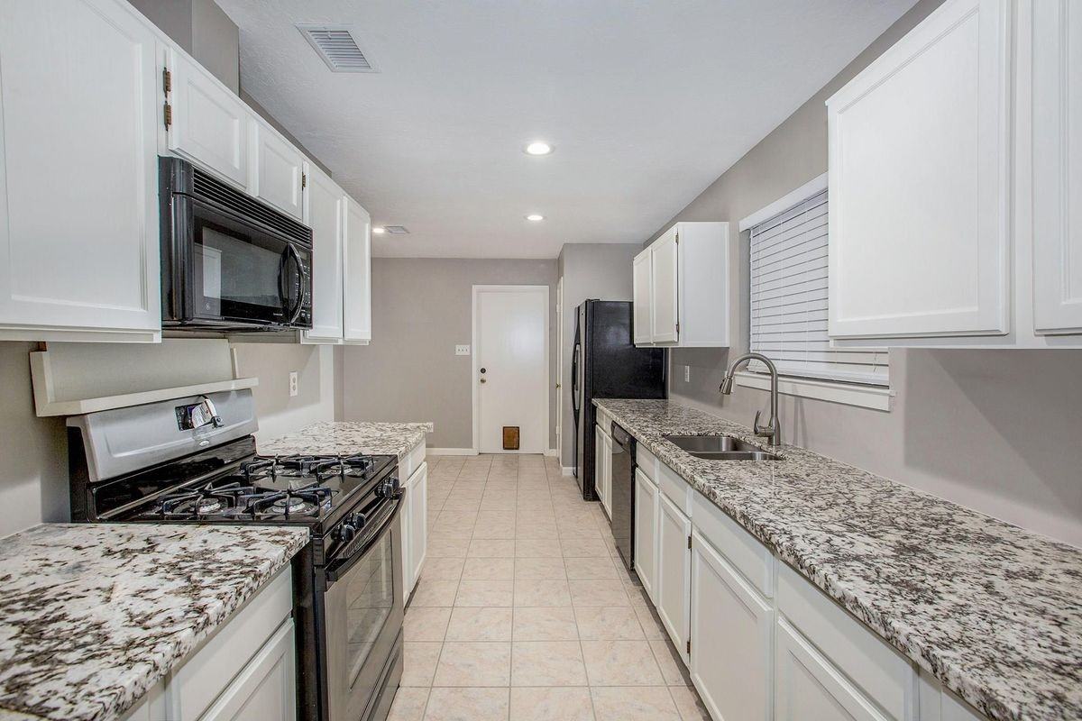 17002 Sky Blue Pl - Photo 2 of 9