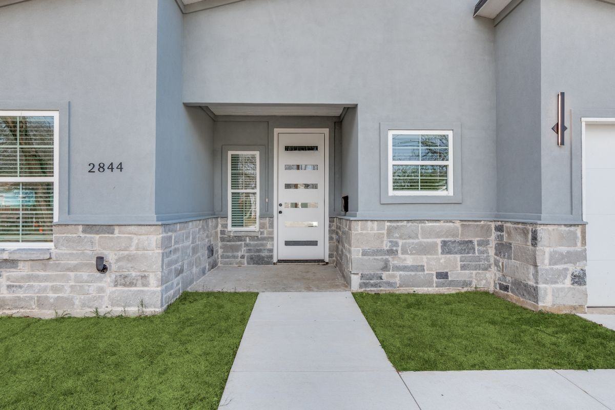 2844 Oakdale St - Photo 3 of 25