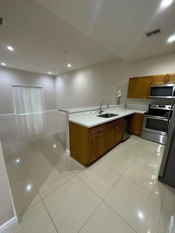 922 Se 6th Ct - Photo 3 of 13