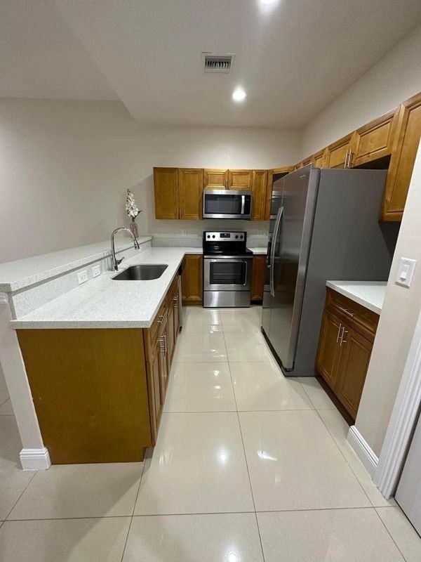 922 Se 6th Ct - Photo 4 of 13