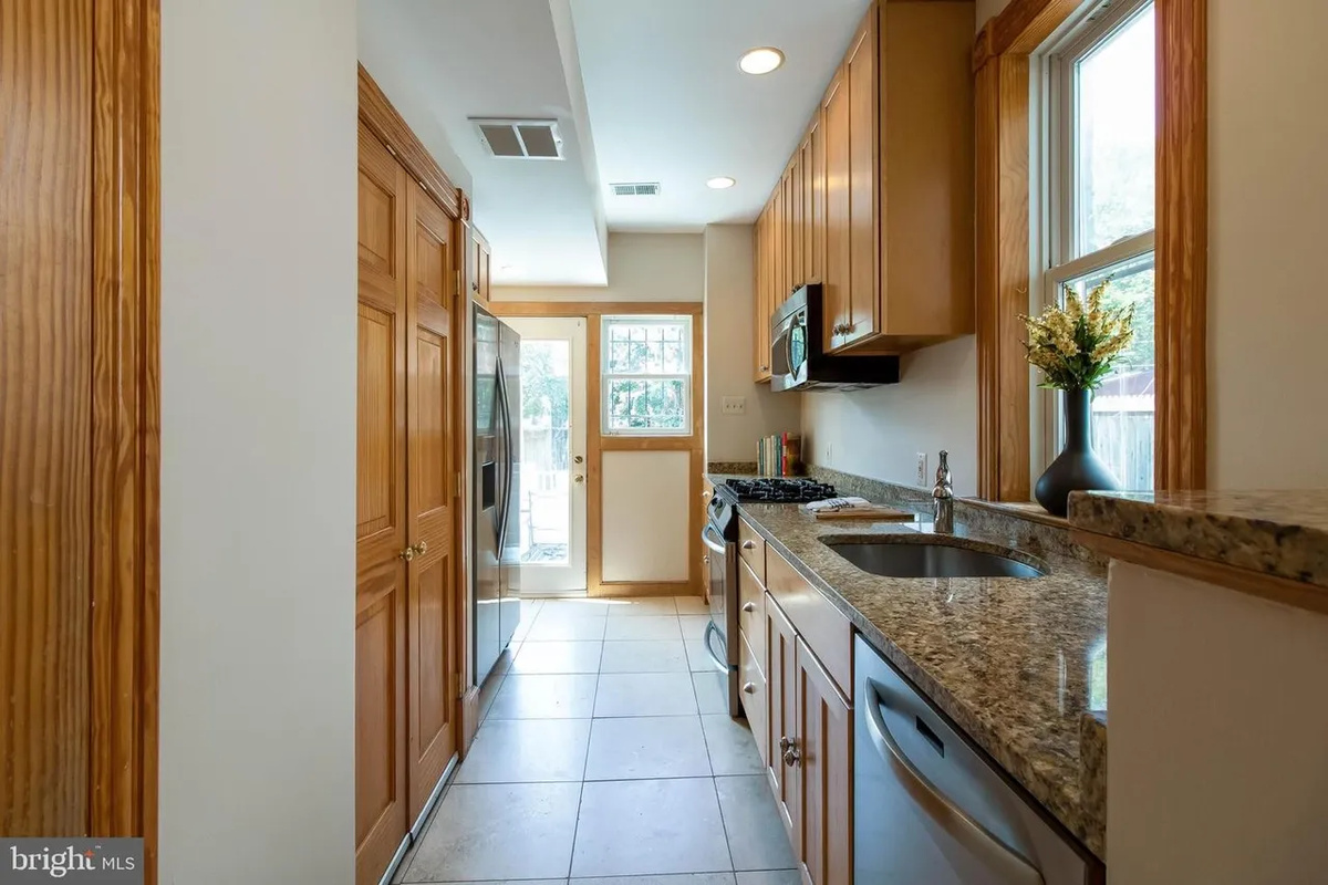 447 17th St Se ##1 - Photo 4 of 9