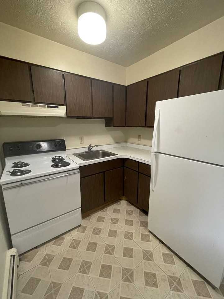 526 Linden St - Photo 4 of 25