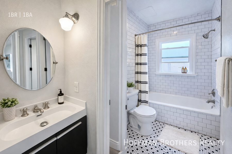 412 S Lake St Property - Photo 4 of 7