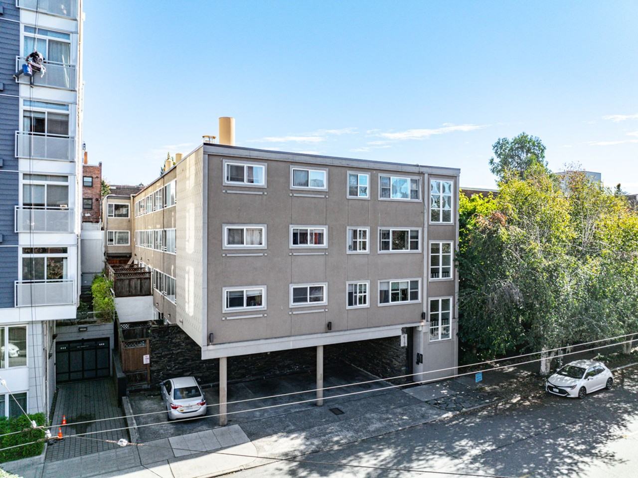 Bellevue Manor Apartements - Photo 2 of 28