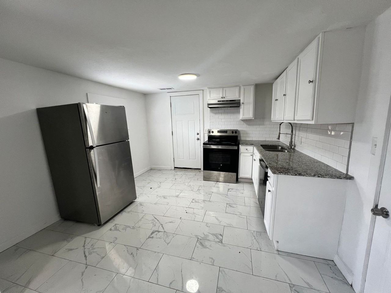 1004 E Walnut St - Photo 5 of 13