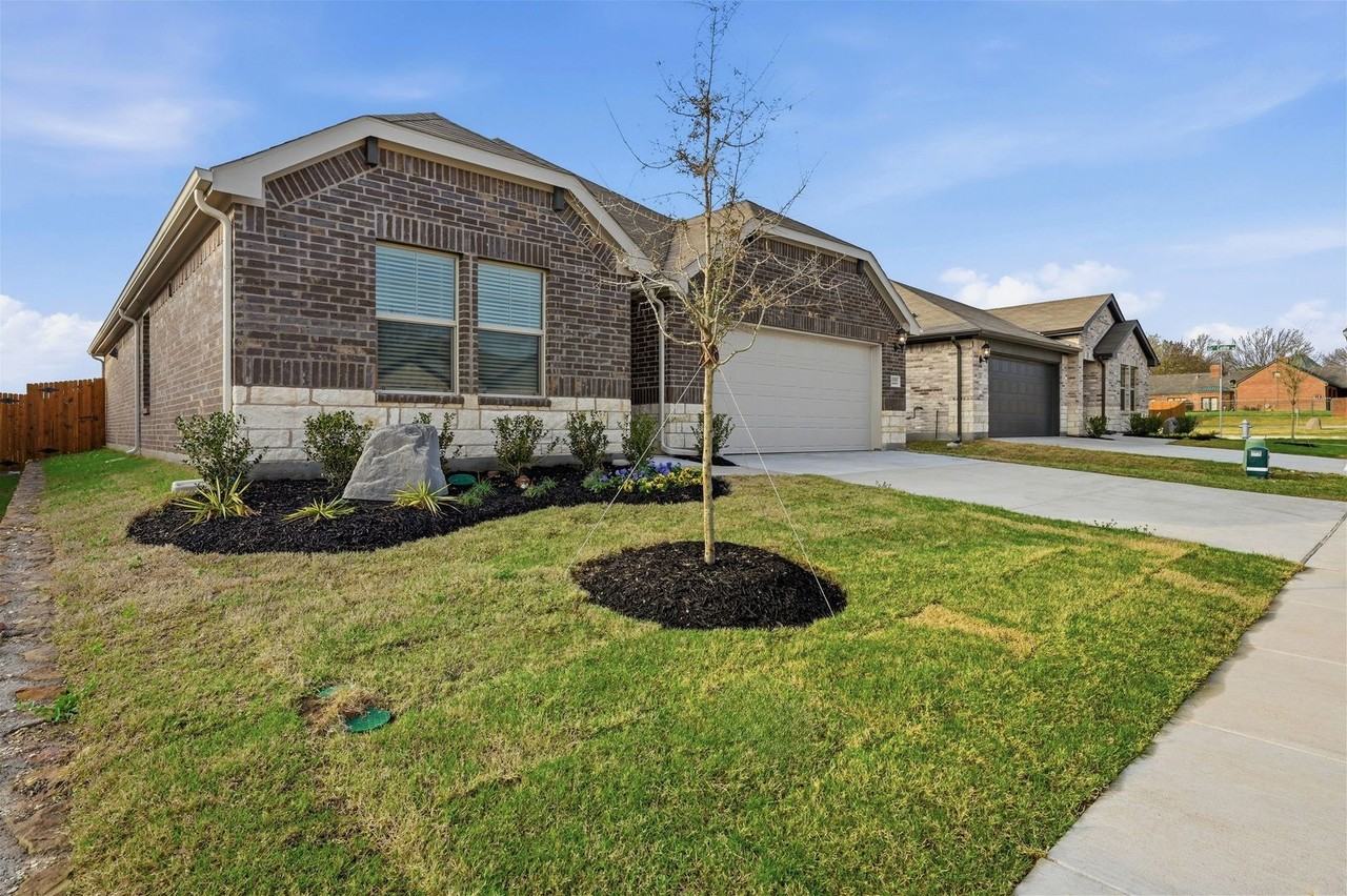 2222 Rannoch St - Photo 2 of 31