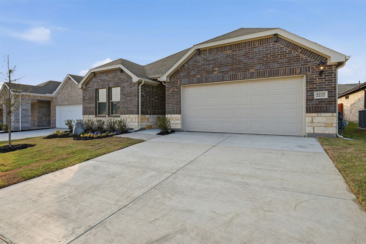 2222 Rannoch St - Photo 3 of 31