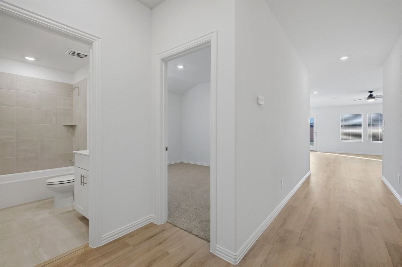 2222 Rannoch St - Photo 5 of 31