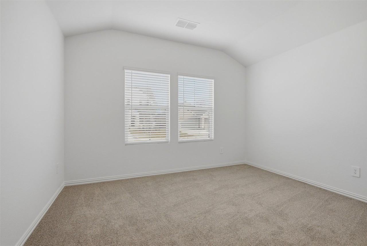 2222 Rannoch St - Photo 6 of 31